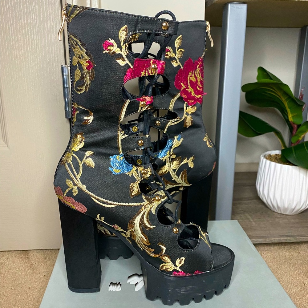 Flower Embodied Block Heel